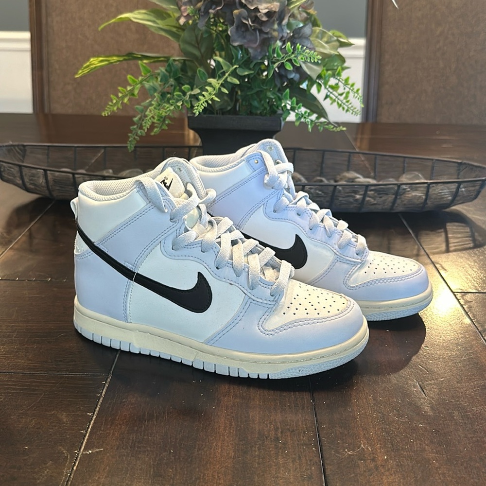 Nike High Top Dunks Boys Size 4.5 / Women’s Size 6